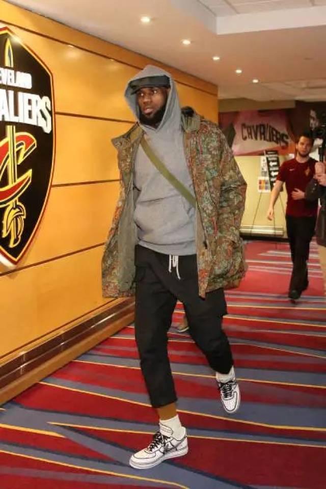 西甲半场：伦布雷拉斯闪击，亚马尔破门，巴萨2-1阿拉维斯（西甲半场战报：伦布雷拉斯闪电破门，亚马尔建功，巴萨暂2-1领先阿拉维斯）