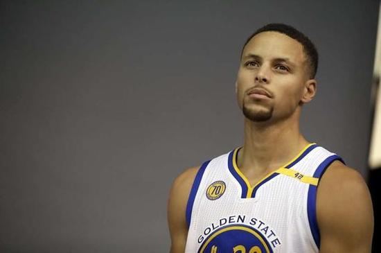 费迪南德称赞曼联新训练基地：非常漂亮，细节设计也太贴心了（费迪南德盛赞曼联新训练基地：外观出色，细节拿捏到位）