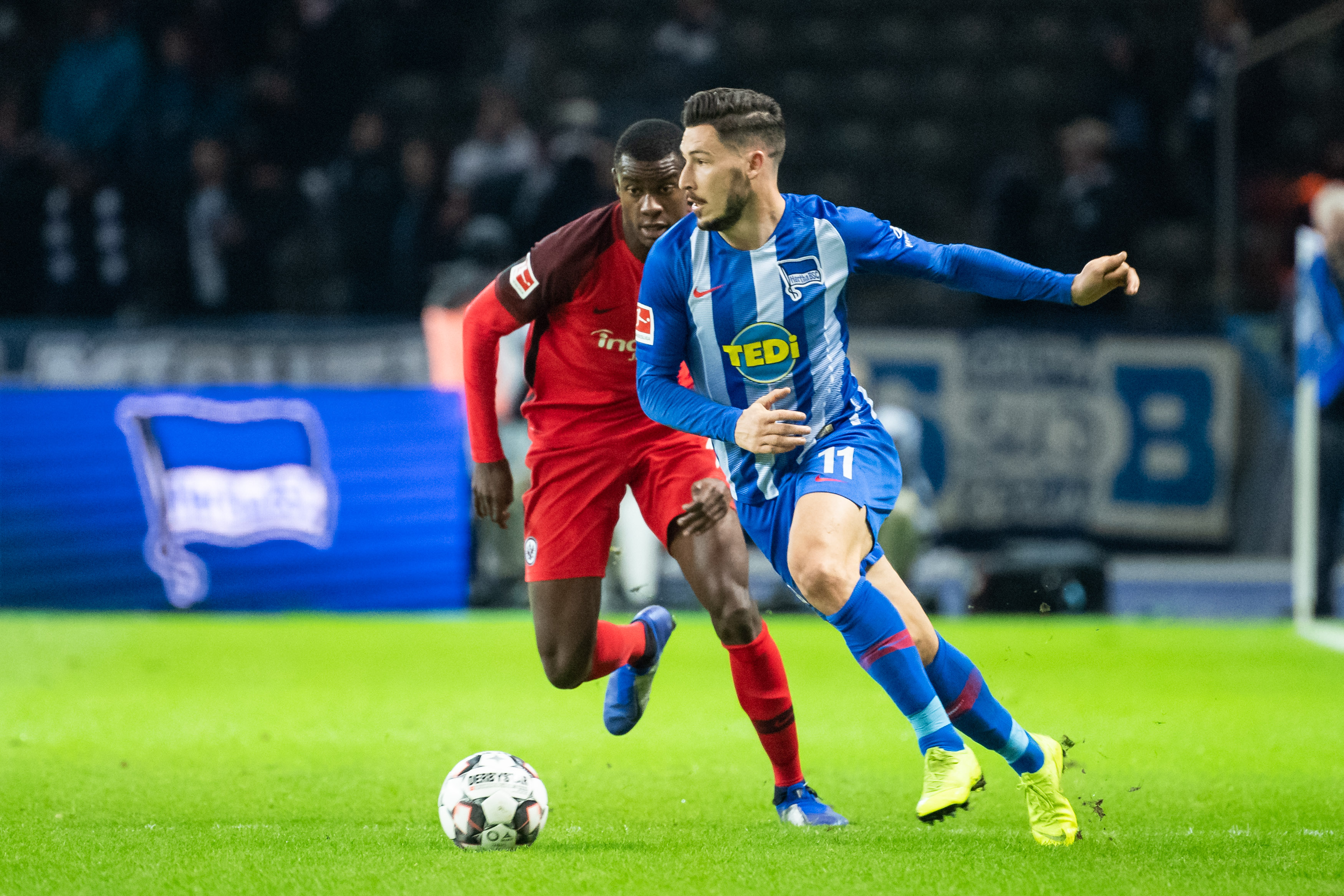 半场战报：尤文2-1卡利亚里，伊尔迪兹双响，弗拉霍维奇伤退（半场速递：尤文2-1领先卡利亚里，伊尔迪兹梅开二度，弗拉霍维奇因伤离场）