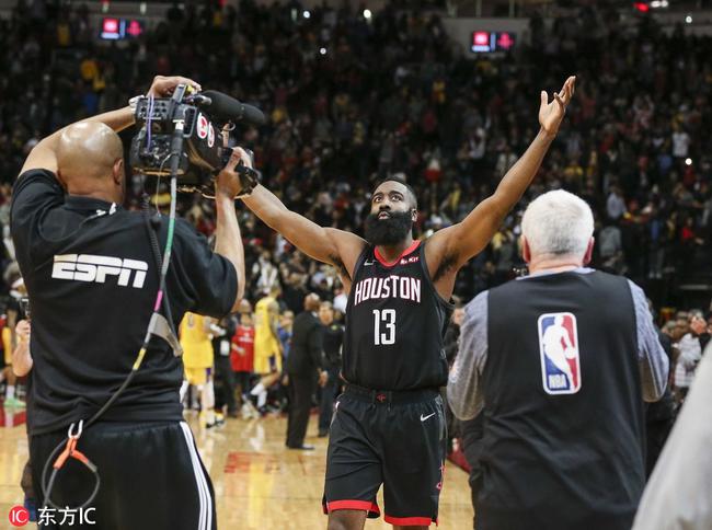 阿斯：伯纳乌本赛季收入将超4亿欧元，力助皇马大幅增收（阿斯：伯纳乌本季营收预计突破4亿欧元，助皇马收入大幅增长）