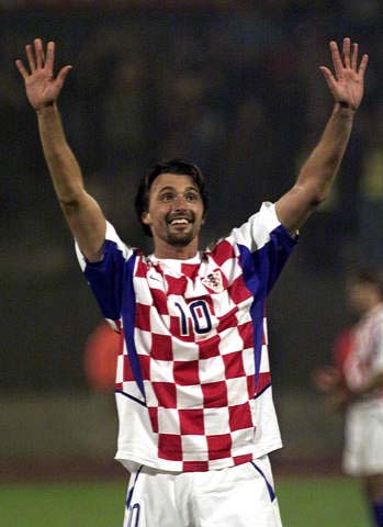 詹姆斯助攻队友完成精彩扣篮（詹姆斯妙传助队友上演精彩暴扣）