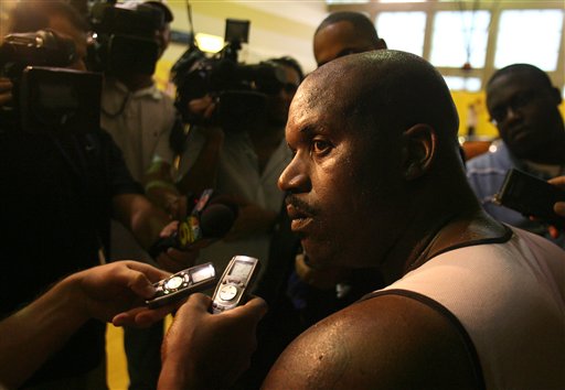 欧冠赛前穆里尼奥与两名昔日弟子重逢，并亲吻了斯内德的光头（欧冠前夜，穆里尼奥与两位旧将重逢，亲吻斯内德光头成看点）