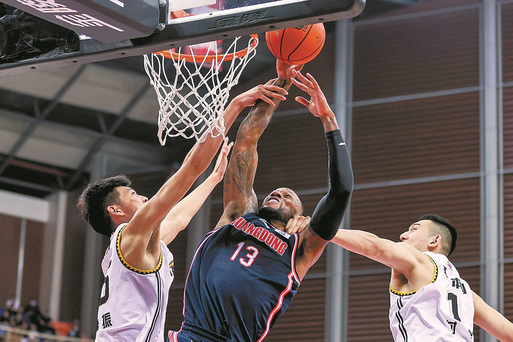 梅西印度行首站仅现身10分钟，部分球迷狂嘘并破坏球场设施（梅西印度行首站仅露面10分钟，部分球迷嘘声四起并损坏球场设施）