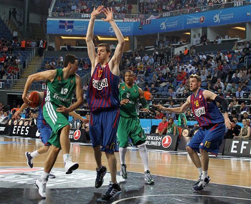 FM26逆天Bug，外场球员“闪现”至门前挡出对方主罚的点球（FM26爆出离谱Bug：外场球员瞬移到门前封堵对方点球）