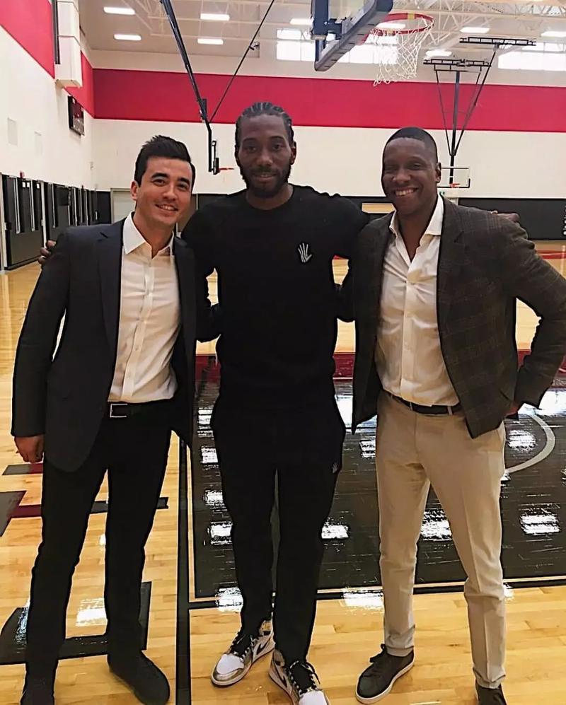 多特故意冲撞文班引热议！美球迷刷屏谴责，第二战还曾劈叉绊倒文班（多特被指故意冲撞文班引热议，美球迷集体声讨，次战更上演劈叉绊倒文班）