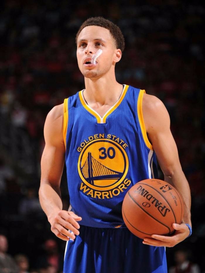 介绍人物背景及球队现状（人物背景与球队近况解析）