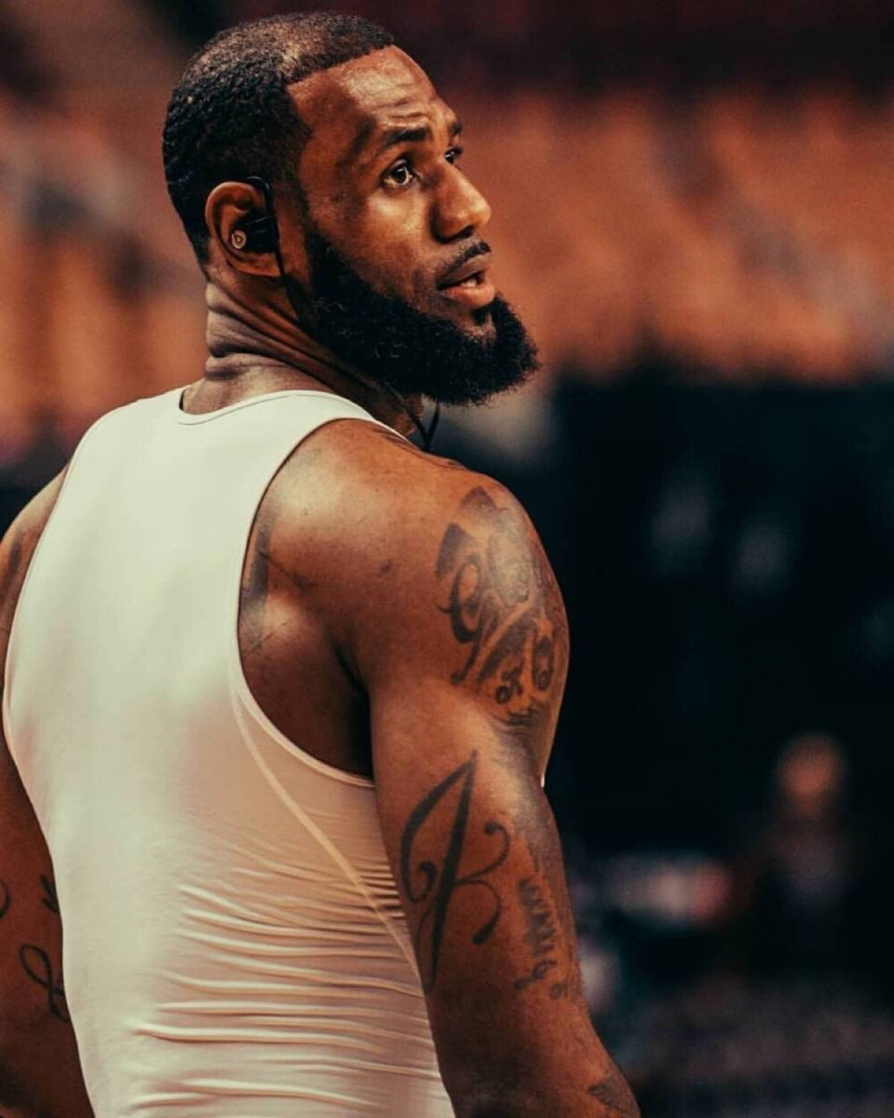 德媒：两名葡体球迷燃放烟火致另一名葡体球迷和一名警官受伤（德媒：两名葡体球迷燃放烟花致一名同队球迷与一名警察受伤）