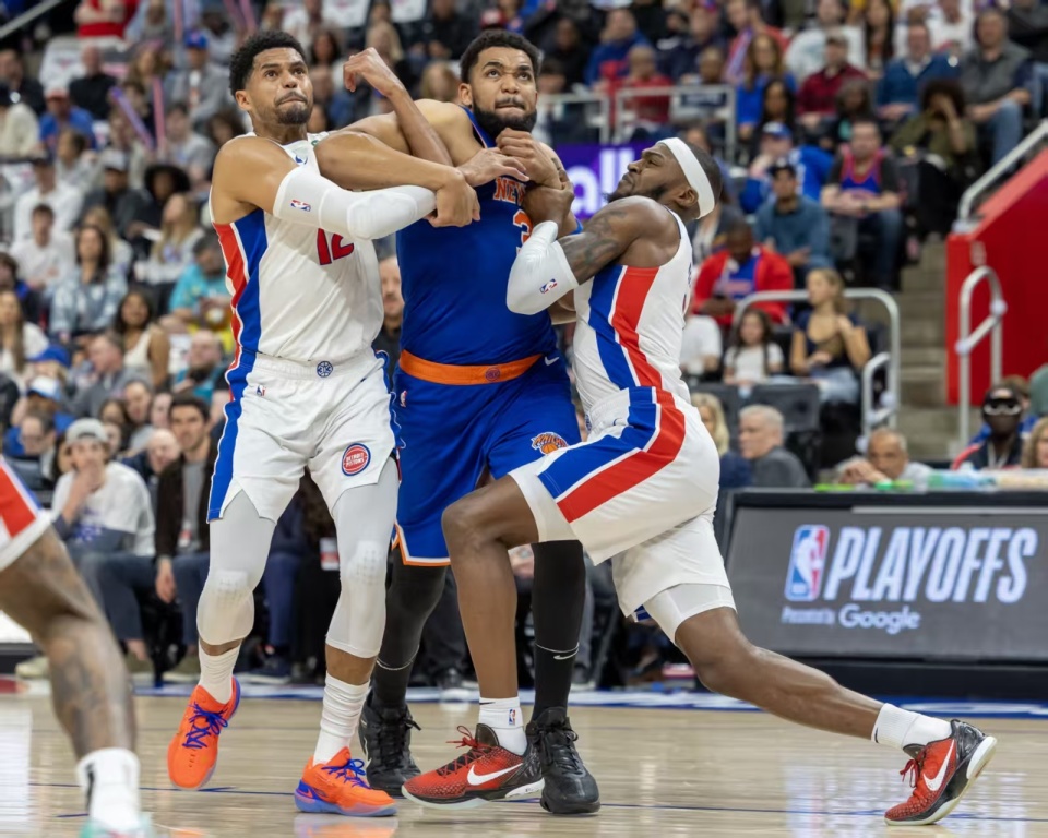 莱奥：我正在学习踢中锋，球队在场内场外都在帮助我（莱奥：正适应中锋角色，球队在场内外都在支持我）