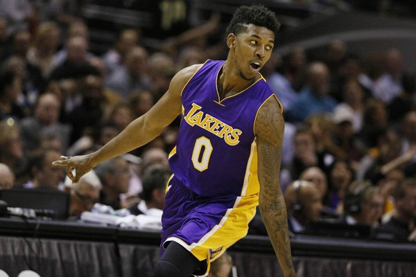 成都金牛公安：蓉城vs河南期间，两名观众做出侮辱性动作被行拘（金牛公安通报：蓉城对阵河南时两名观众因侮辱性举动被行拘）