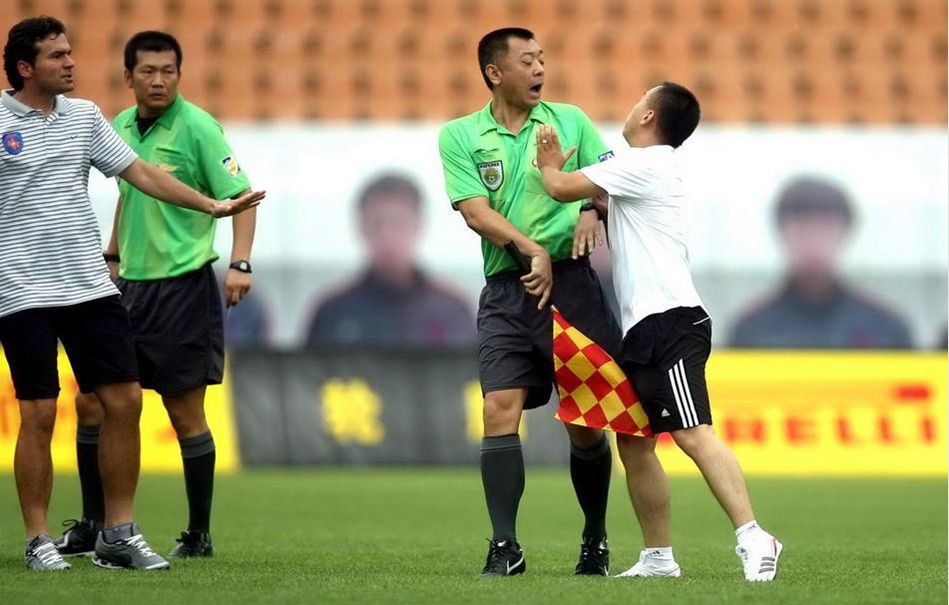 球星赛后把奖杯给队友，太暖心（球星赛后将奖杯赠予队友，暖心一幕）