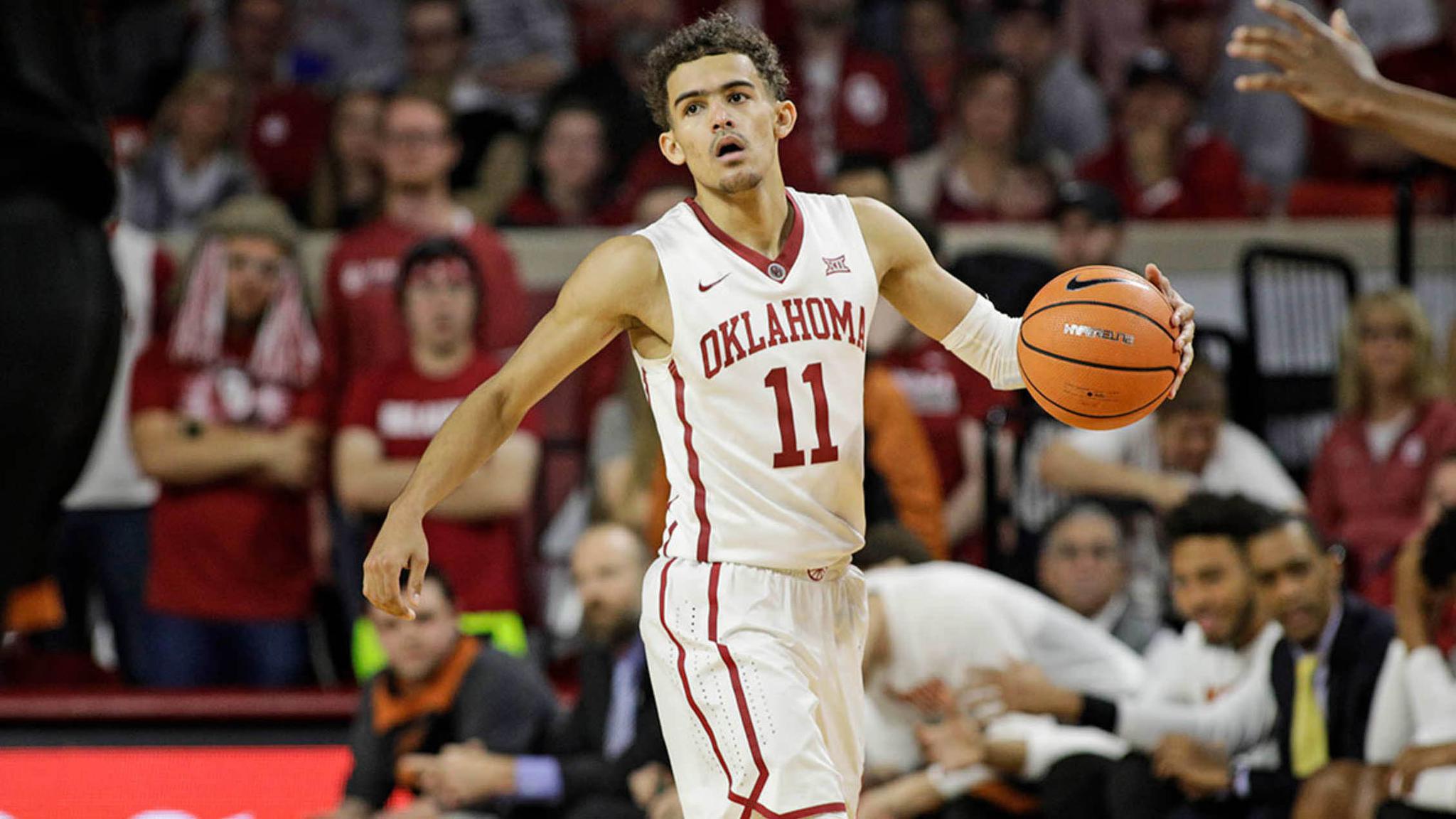 塞内加尔vs博茨瓦纳比赛中，一位球迷身着棱镜装、戴面具观战（塞内加尔战博茨瓦纳：一名球迷穿棱镜装戴面具现身看台）